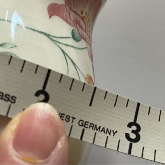 Classy Salt and Pepper Shakers - Picture 7 of 7